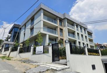 بناء كامل 12 شقة مع خدماتها للبيع العاجل بالقرب من مارينا بيلك دوزو