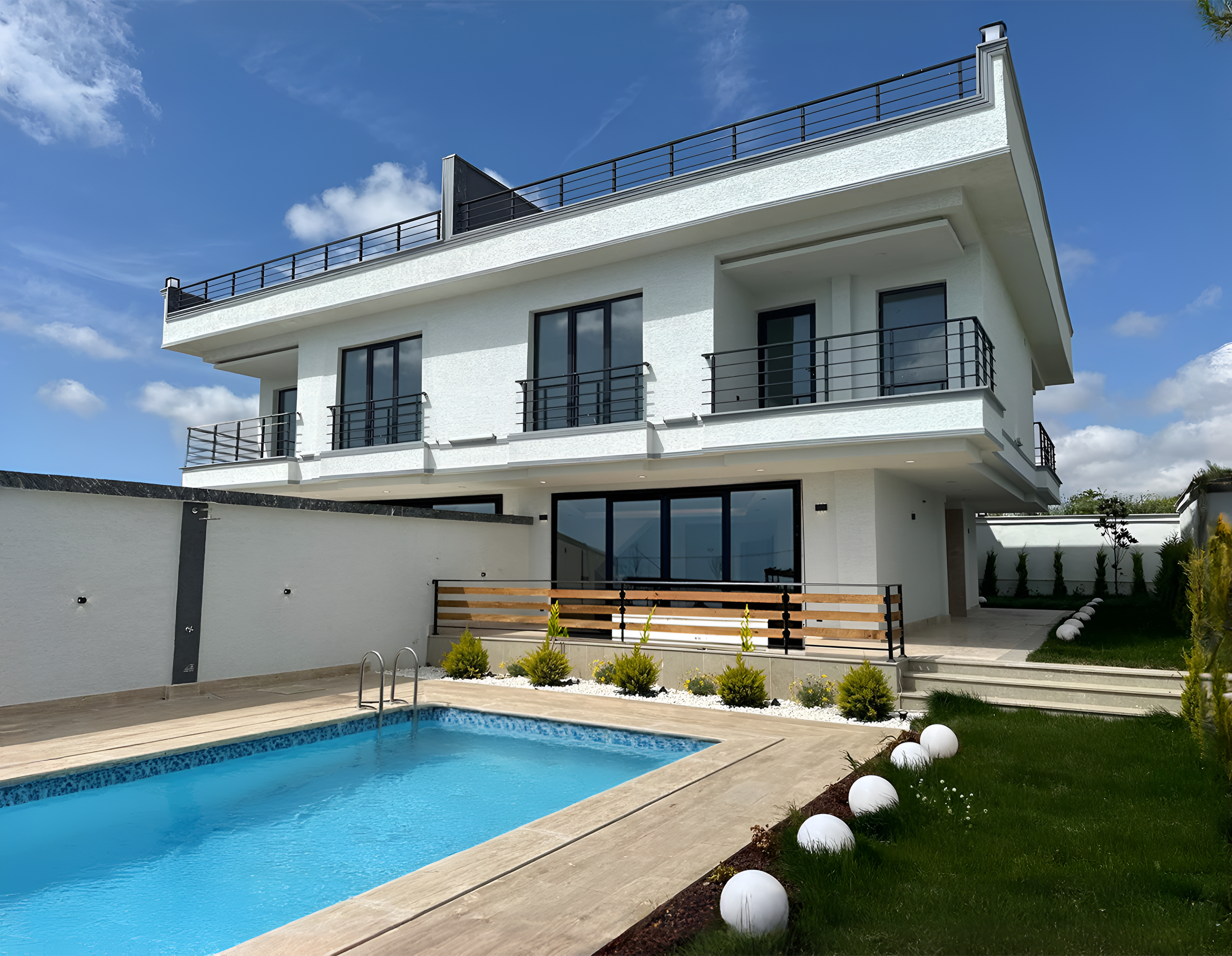 فيلا مستقلة باطلارة بانورامية مع مسبح وحديقة خاصة للبيع