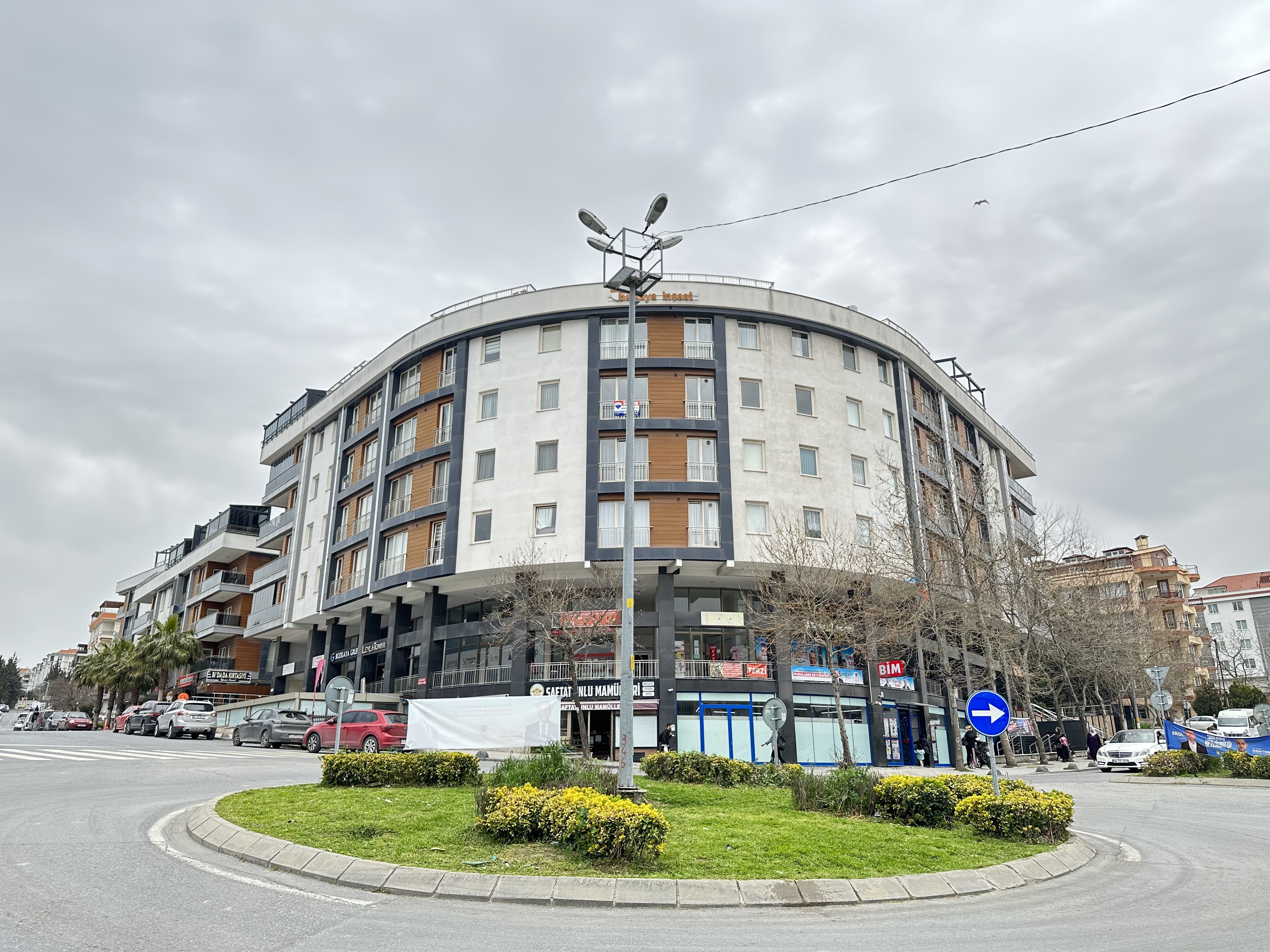 شقة اربع غرف وصالة باطلالة بحرية للبيع في بيلك دوزو مشروع  - YASEMİN EVLERİ