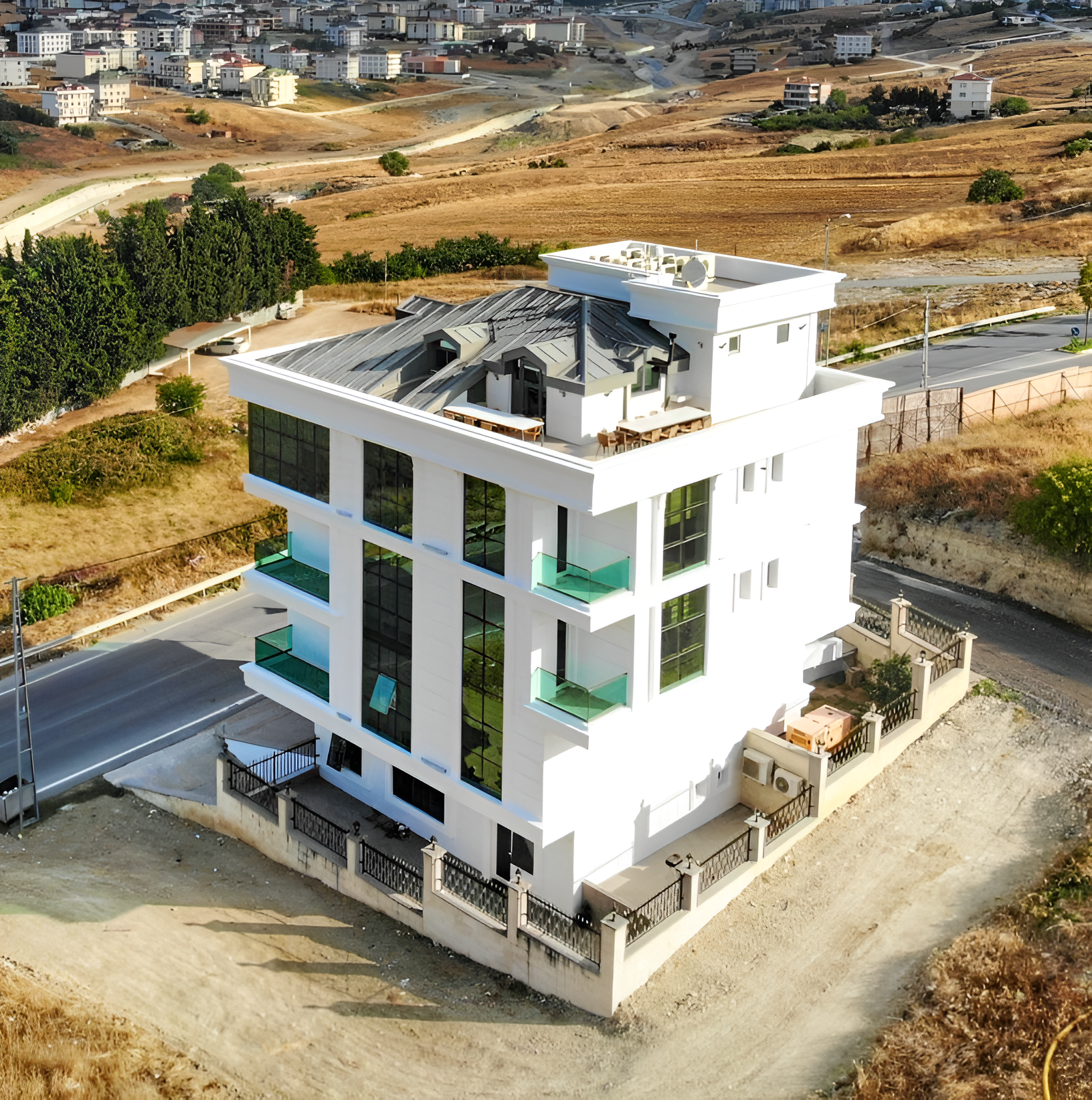 فرصة للاستثمار . بناء تجاري سكني كامل للبيع على طريق رئيسي