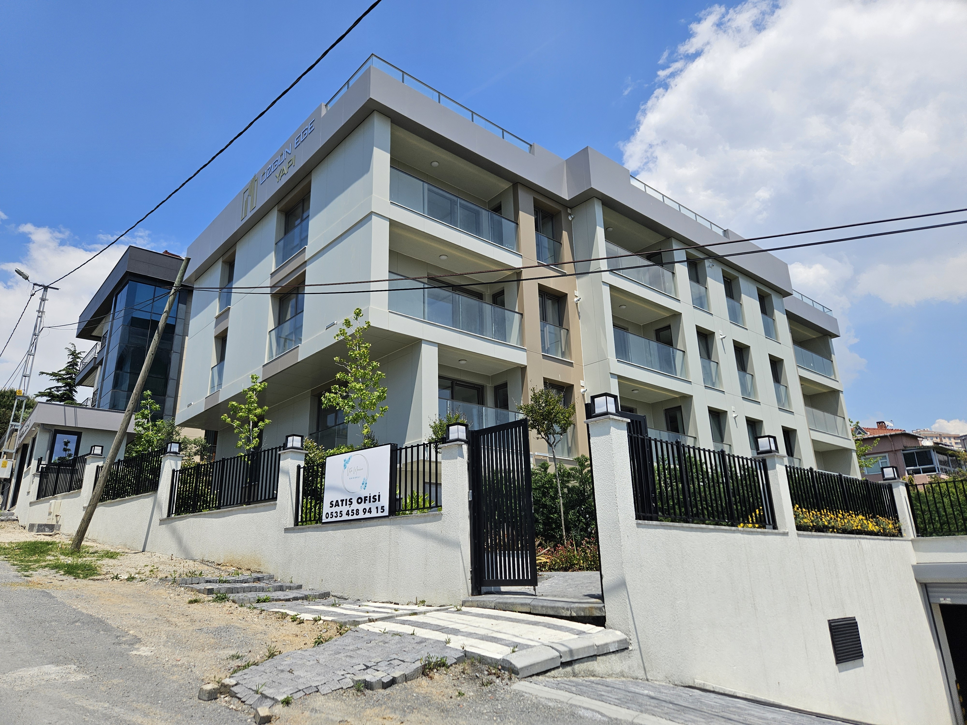 بناء كامل 12 شقة مع خدماتها للبيع العاجل بالقرب من مارينا بيلك دوزو