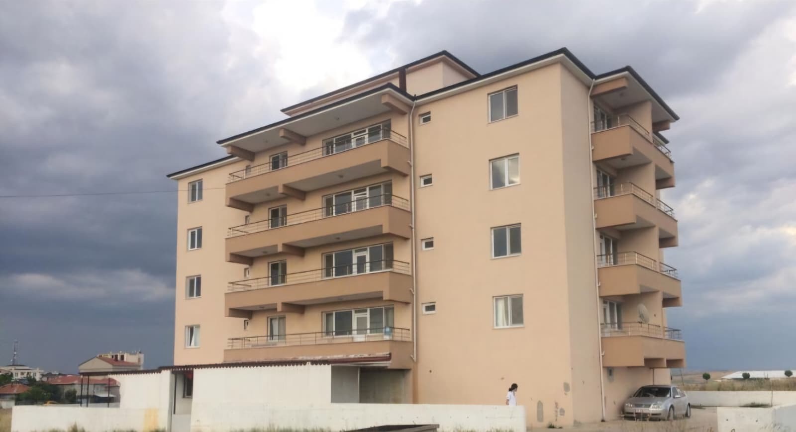 بناء كامل للبيع 33 شقة بسعر مميز للاستثمار بعائد ايجار شهري مرتفع